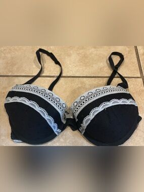 Candie’s Black and White Bra. Size: 34 B
